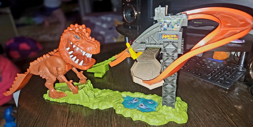 Hot wheels. Хот вілс трек Акула