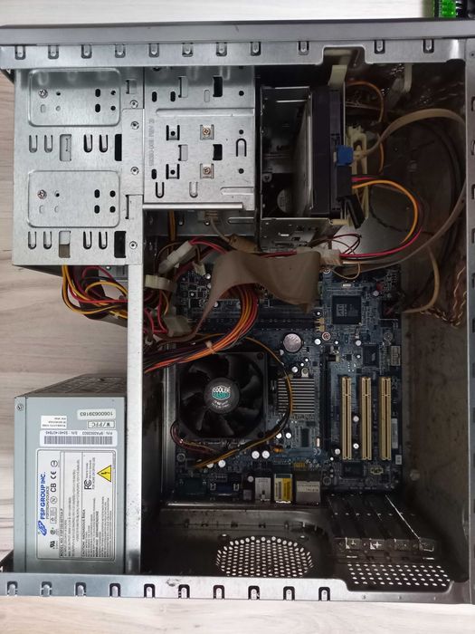 Obudowa PC z zawartością komputer
