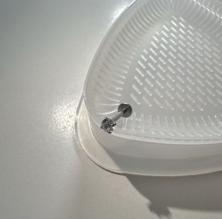 Титановий пірсинг лабрет з камінням фіаніт пірсинг в хрящ вухо ніс