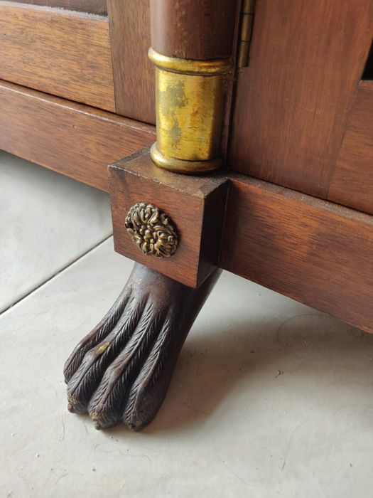 Móvel de Sala Clássico em Madeira com Vitrine