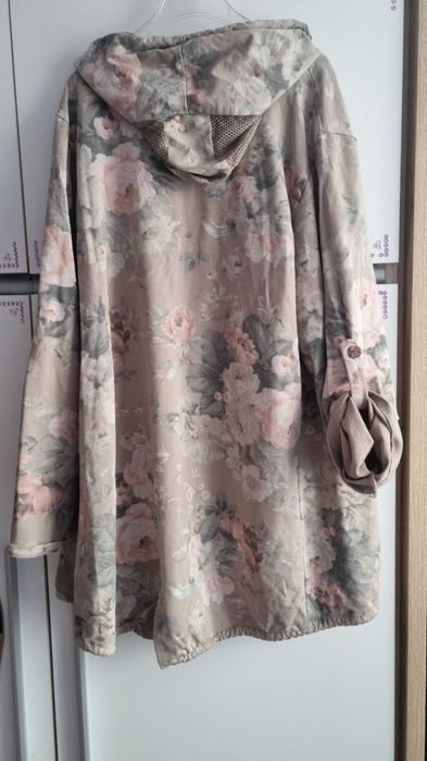 Piękna włoska bluza w kwiaty.