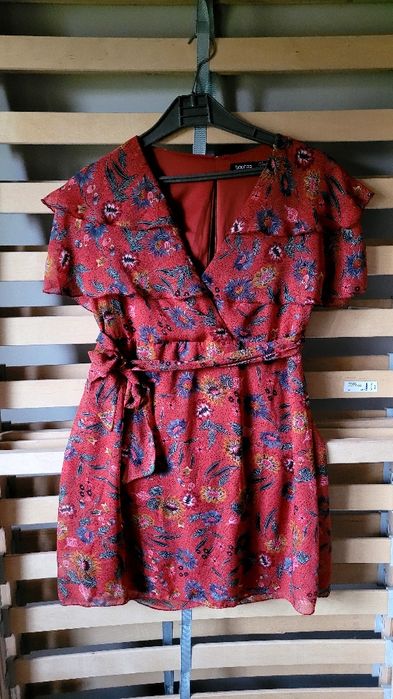 Piękna sukienka w ceglanym kolorze