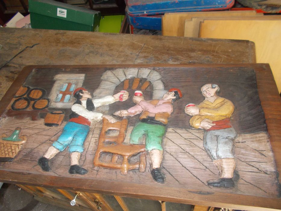 Quadro alegórico. Esculpido na madeira.