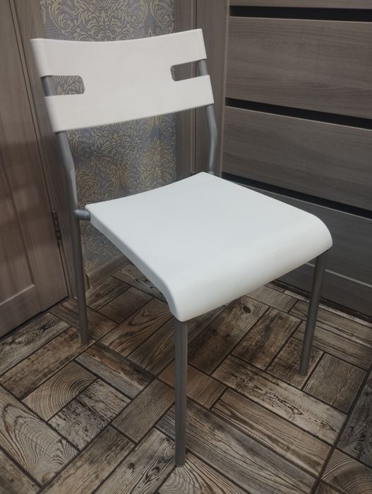 Вуличні стільці для кафе і дому