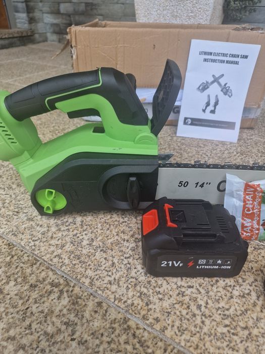 motosserra elétrica sem fio Greenworks GD24CS30 com bateria de 24V.
