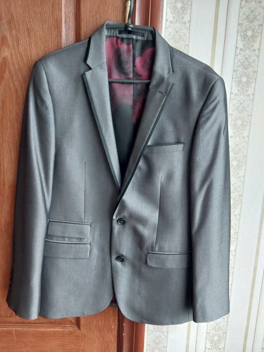 Чоловічий фірмовий костюм
