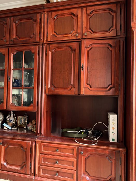 Шафа з червоного дерева