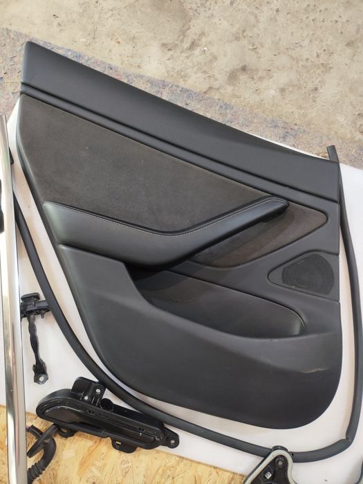 Запчасти  задней левой двери Тесла м3 19г