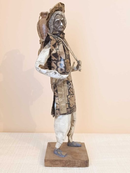 Figura de artesanato homem com cantaros costas papel maché