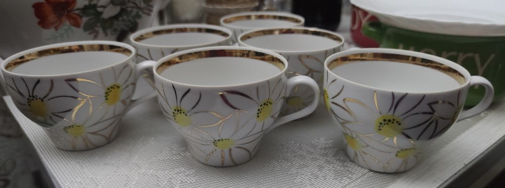 6 чашок та цукорниця із сервізу"Золота ромашка"