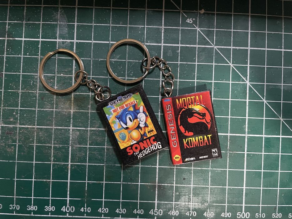 Брелок у вигляді коробки з іграми для xbox, nintendo, playstation 1-5.