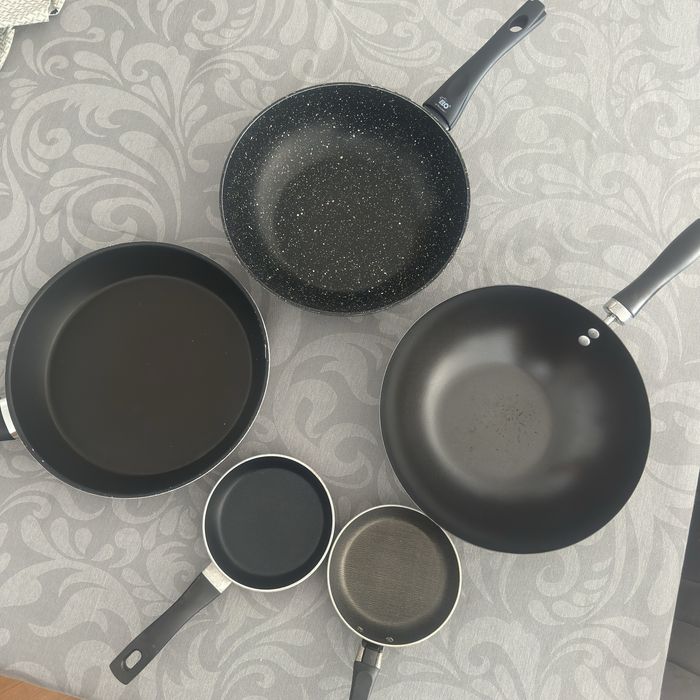 Various Frying Pans425180327608340482
