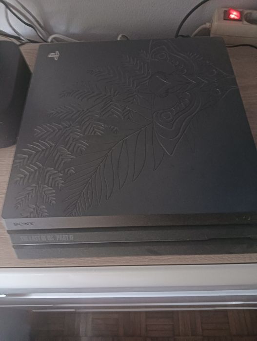 Vendo ou troco PS4 PRO Edição Limitada The Last Of Us Part 2