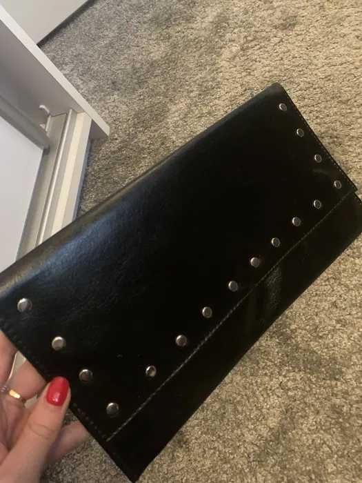 Modna torebka kopertówka do ręki czarna ćwieki