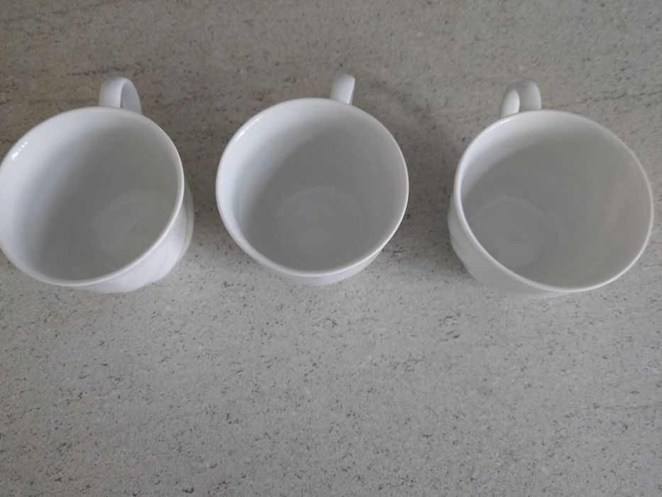 trzy filiżanki białego koloru