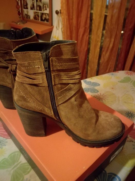 Botas em camurça camel, com fecho de lado