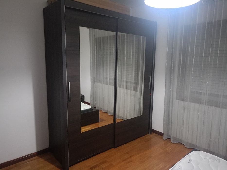 Quarto de Casal Completo – Linhas Modernas (Preto | Excelente Estado)