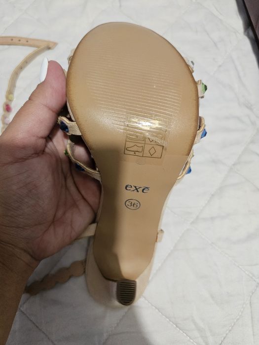 Sandálias NOVAS tamanho 36 da marca EXE