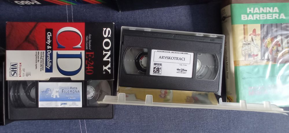 22 kasety VHS z filmami i bajkami