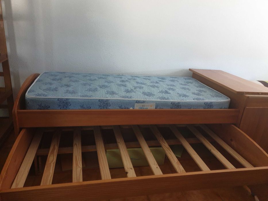 Cama dupla com secretária