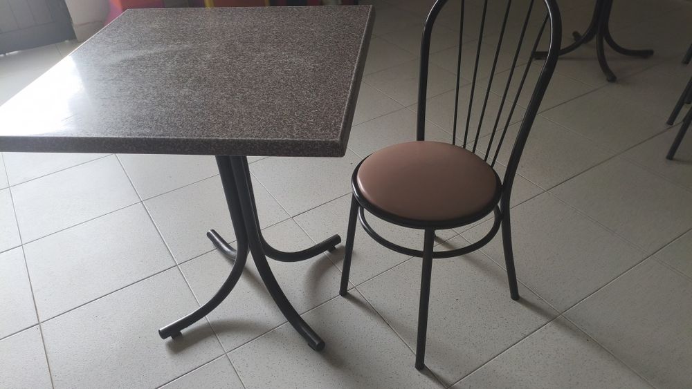 Conjunto de Mesas e Cadeiras de café