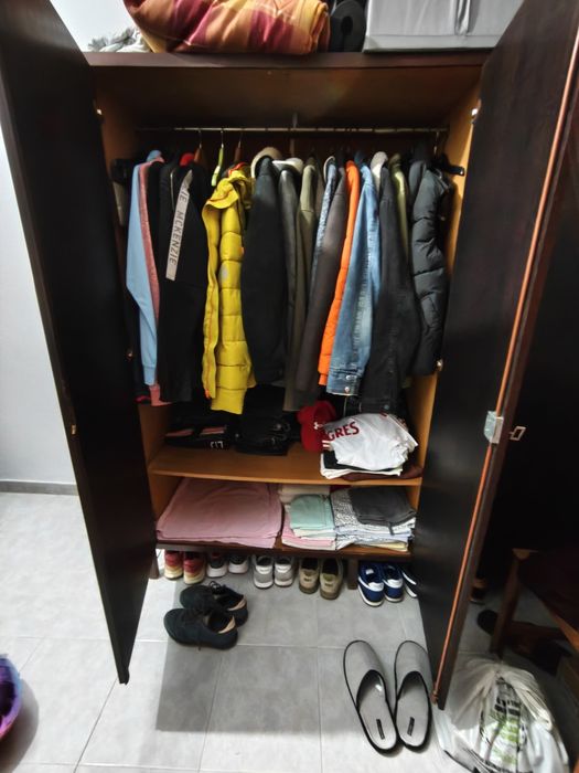 Roupeiro madeira escura maciça