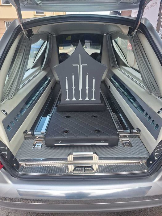 Karawan. Katafalk pod Urnę do Karawanu.