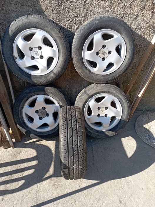 Jantes de Peugeot com pneus peneus usados muito bom estado mais inform