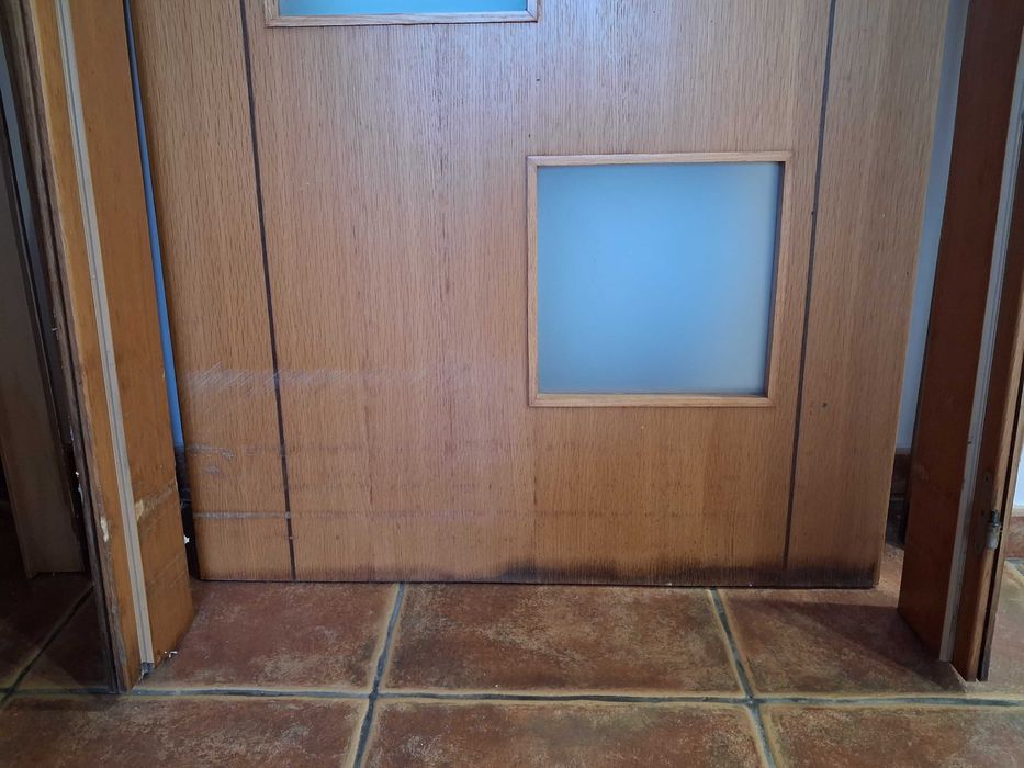 Portas de interior em madeira com aros, dobradiças e fechadura