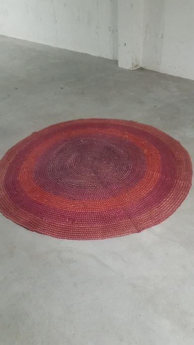 Tapete em ráfia colorida