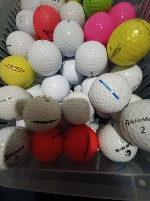 Conjunto de 200 bolas taylormade e callaway e titleist em bom estado