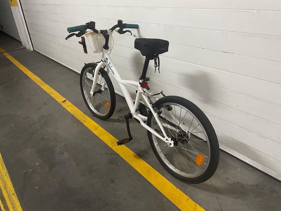 Bicicleta B’TWIN Original 100 branca com cesto