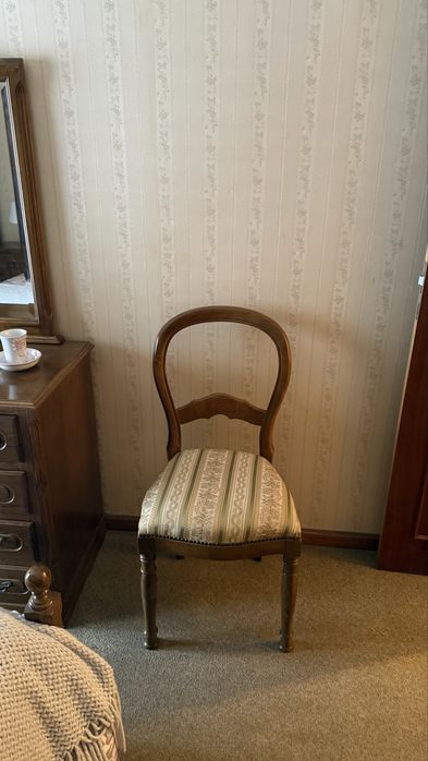 Conjunto de Quarto em Madeira - cama, roupeiro, duas mesas de cabeceira, uma cómoda
