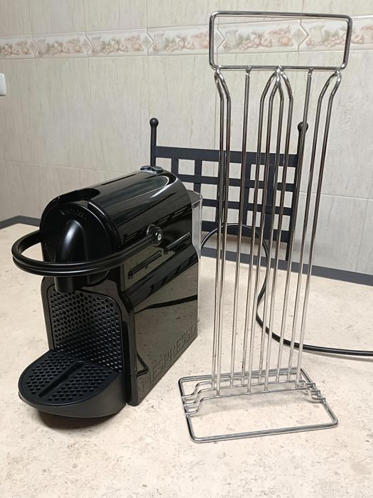 Máquina de Café Nespresso DeLonghi com Suporte de Cápsulas