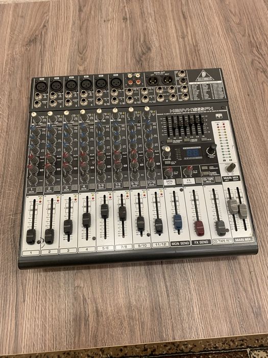 Микшерный пульт Behringer Xenyx 1222FX.