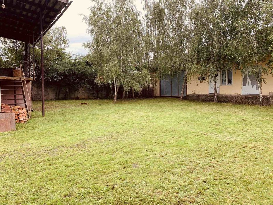 Будівля бувшого магазину з складськими приміщеннями