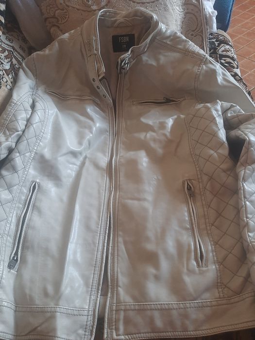 Продам шкіряну куртку молочного кольору