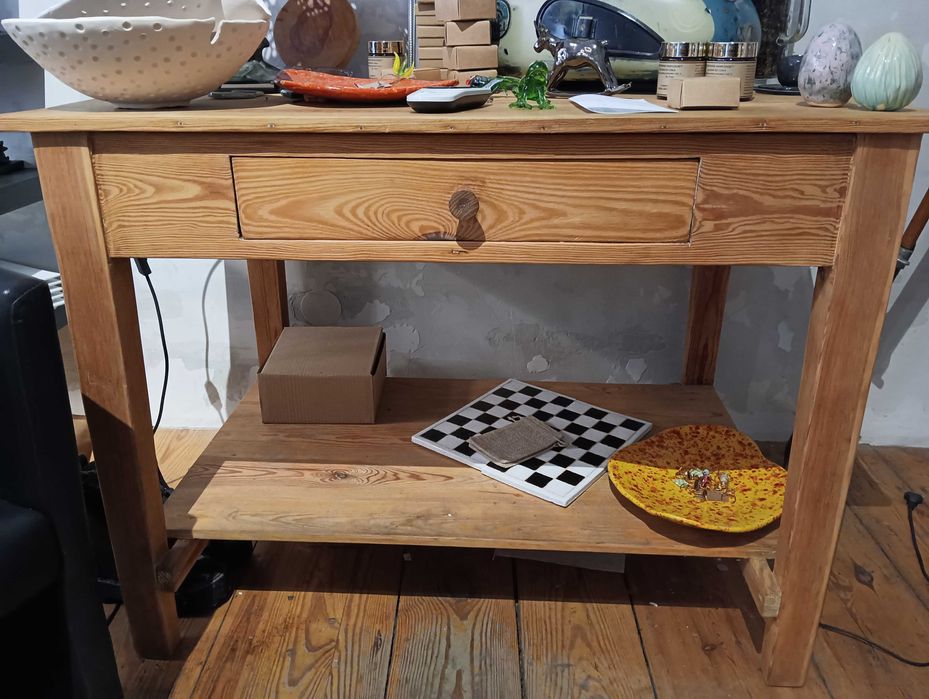 Drewniany duży stół