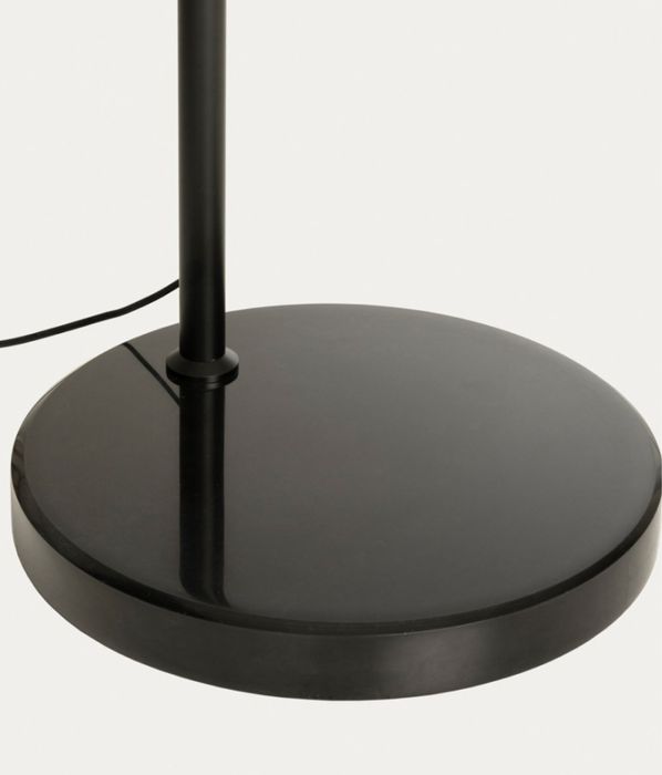 Candeeiro de pé marmoreado com abajour em linho