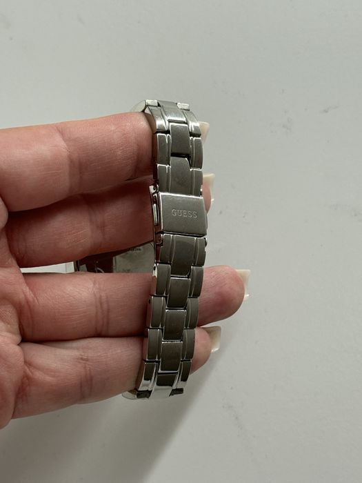 srebrny damski zegarek guess z cyrkoniami krysztalkami i indeksami