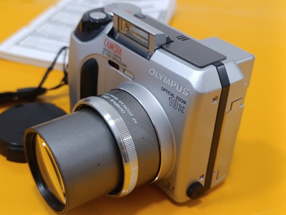 Aparat cyfrowy kompaktowy Olympus C-700, na baterie AA, retro 100% OK