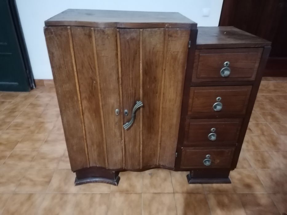 Móvel antigo com 2 portas e 4 gavetas