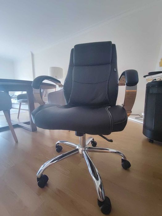 Cadeira de escritório - Ergonômica / Staples