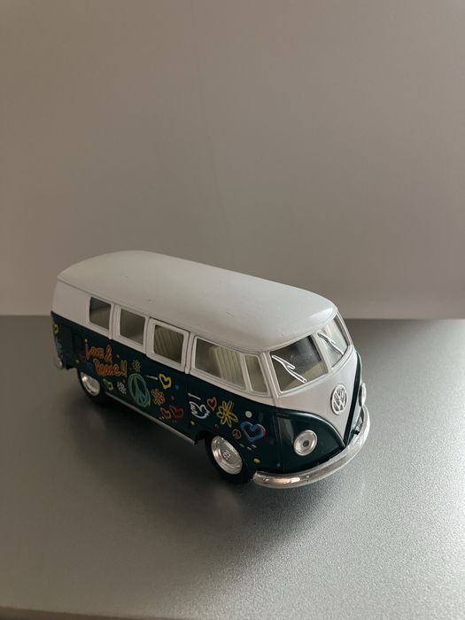 Kinsmart 1962 Volkswagen Classic Bus