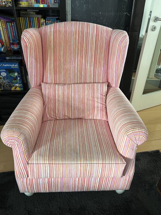 Cadeirão de orelhas e descanso