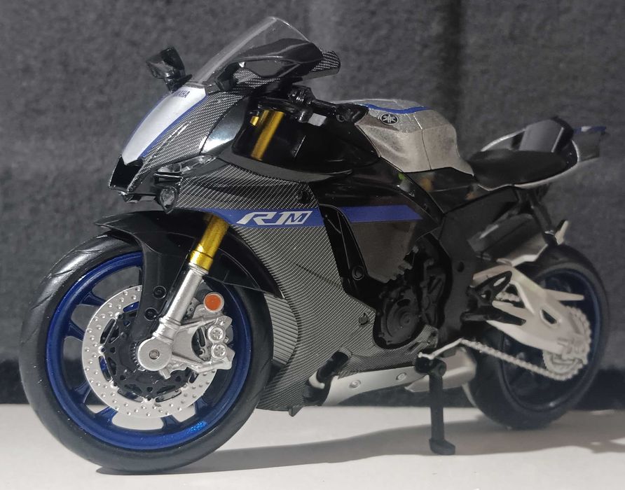 Yamaha r1M carbon