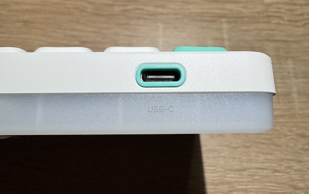 NuPhy Air75 V2 Ionic White / Cowberry Switch, ANSI.
