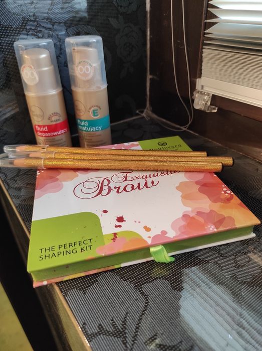 Zestaw kosmetyków kredki do oczu paletka