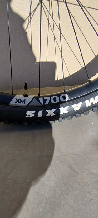 Roda traseira com pneus 27.5 DTSwiss 1700