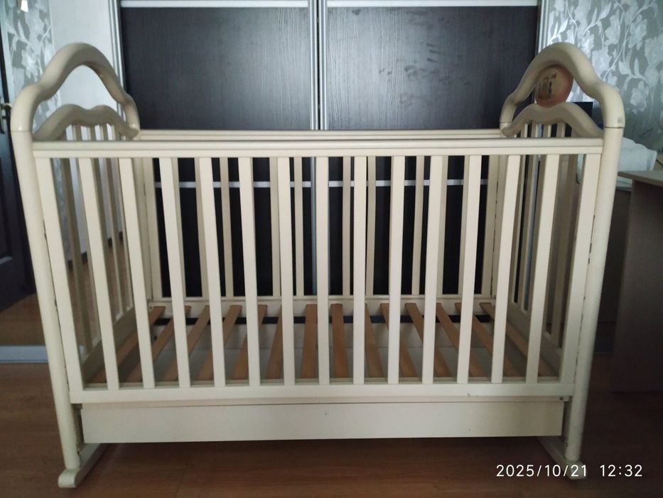 Дитяче ліжко-колиска